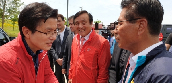 황교안 자유한국당 대표가 지난8일 여주 이포보를 방문, 박광석 남한강 보 해체 반대대책위원회 공동위원장과 보 해체 반대 입장을 청취하고 있다.