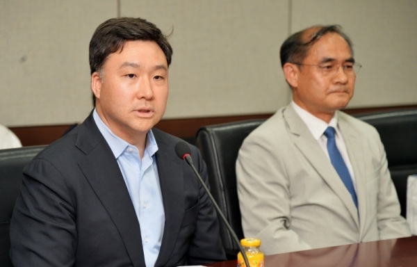 8일 오후 과천 한국마사회에서 열린 2019 경마공원 콘서트와 연계로 '난치성질환 소아환자 초청 기부금 전달식'에서 김형진 삼성서울병원 사회공헌팀 팀장이 인사말을 하고 있다. 윤원규기자