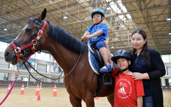 8일 오후 과천 한국마사회에서 열린 2019 경마공원 콘서트와 연계로 '난치성질환 소아환자 초청 기부금 전달식'에서 재활힐링승마센터에서 승마체험에 참여한 어린이들이 어머니와 기념촬영을 하고 있다. 윤원규기자
