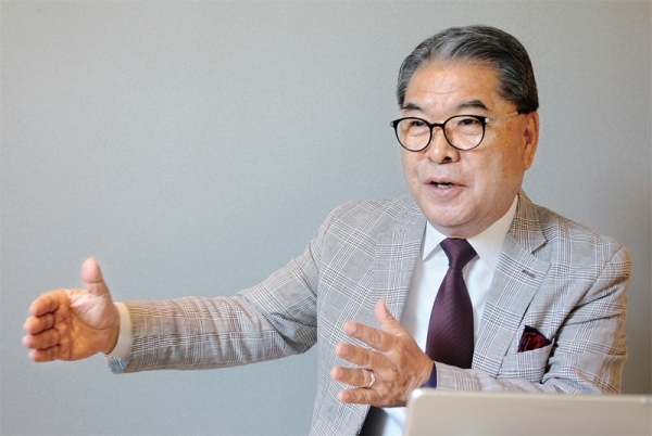 이재정 경기도교육감이 지난 7일(현지시각) 오전 베를린 숙소에서 가진 인터뷰에서 20억 원 규모의 ‘경기도교육청 남북교육교류협력기금’에 대해 설명하고 있다. 도교육청 공동취재단