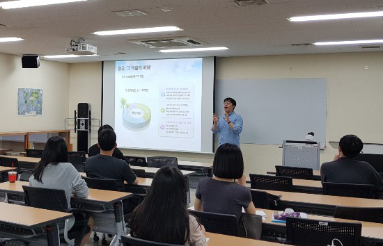 최근 인하대 학생회관에서 열린 ‘회사에서 인정받는 신입사원 되기 프로젝트’에 참가한 학생들이 강의를 듣고 있다.