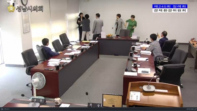 ▲ 성남시의회 경제환경위원회 자유한국당 의원들이 판교구청 예정부지 안건을 통과시키려는 민주당 의원을 막고 있는 모습. 사진=성남시의회 방송 중계 캡처