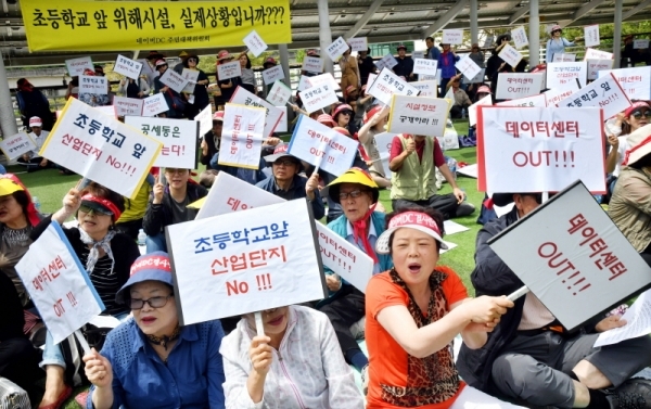 11일 용인시청 앞 광장에서 열린 ‘네이버 테이터센터 건립반대 집회’에서 용인시 대주피오레 2단지 주민 등 공세동 인근지역 주민들이 초등학교 앞 위해시설  건립을 반대하는 구호를 외치고 있다.전형민기자
