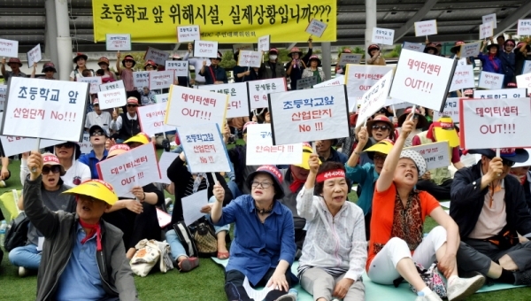 11일 용인시청 앞 광장에서 열린 ‘네이버 테이터센터 건립반대 집회’에서 용인시 대주피오레 2단지 주민 등 공세동 인근지역 주민들이 초등학교 앞 위해시설  건립을 반대하는 구호를 외치고 있다.전형민기자