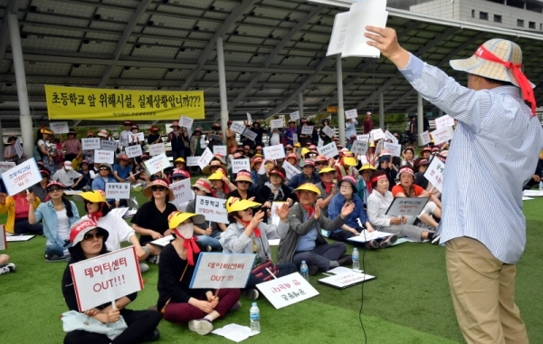 11일 용인시청 앞 광장에서 열린 ‘네이버 테이터센터 건립반대 집회’에서 용인시 대주피오레 2단지 주민 등 공세동 인근지역 주민들이 초등학교 앞 위해시설  건립을 반대하는 구호를 외치고 있다.전형민기자