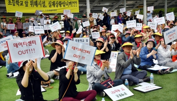 11일 용인시청 앞 광장에서 열린 ‘네이버 테이터센터 건립반대 집회’에서 용인시 대주피오레 2단지 주민 등 공세동 인근지역 주민들이 초등학교 앞 위해시설  건립을 반대하는 구호를 외치고 있다.전형민기자