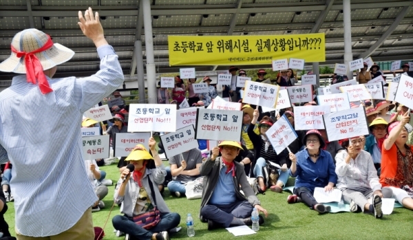 11일 용인시청 앞 광장에서 열린 ‘네이버 테이터센터 건립반대 집회’에서 용인시 대주피오레 2단지 주민 등 공세동 인근지역 주민들이 초등학교 앞 위해시설  건립을 반대하는 구호를 외치고 있다.전형민기자