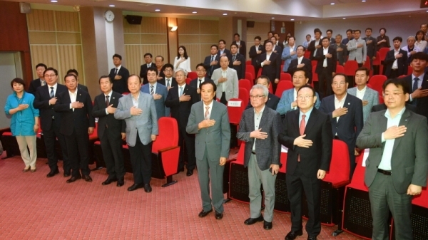 (사)경기언론인클럽 창립 17주년 기념 김주현 수원고등법원장 초청강연회가 열린 11일 수원 경기문화재단 강당에서 이화영 경기도 평화부지사, 안혜영 도의회 부의장, 이찬열 국회의원, 신선철 경기언론인클럽 이사장 등 참석자들이 국민의례를 있다. 김시범기자