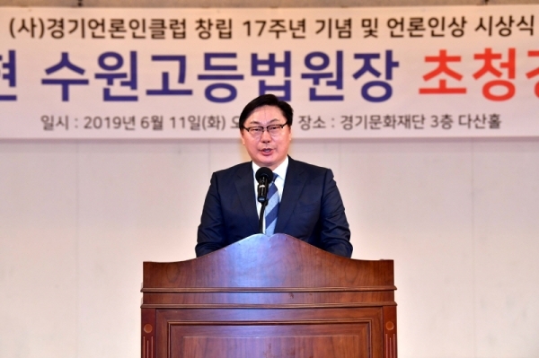 (사)경기언론인클럽 창립 17주년 기념 김주현 수원고등법원장 초청강연회가 열린 11일 수원 경기문화재단 강당에서 이화영 경기도 평화부지사가 축사를 하고 있다. 김시범기자