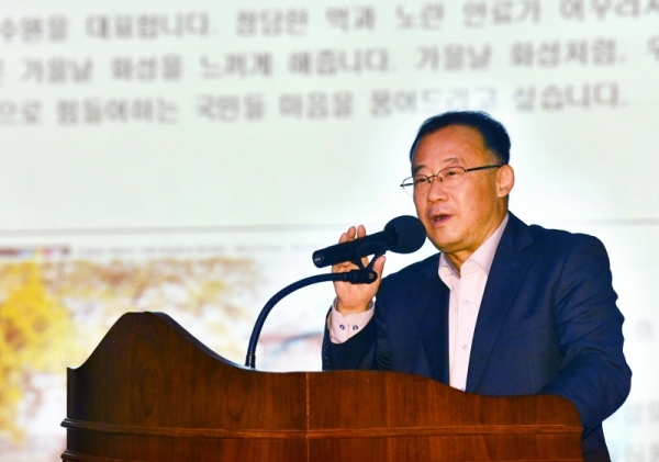 (사)경기언론인클럽 창립 17주년 기념 초청강연회가 열린 11일 수원 경기문화재단 강당에서 초청강사인 김주현 수원고등법원장이 강연을 하고 있다. 김시범기자