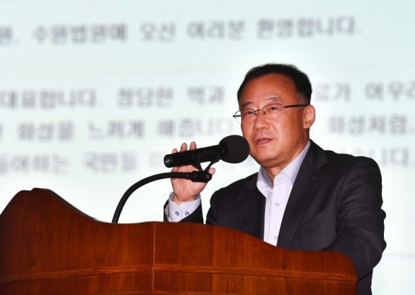 (사)경기언론인클럽 창립 17주년 기념 초청강연회가 열린 11일 수원 경기문화재단 강당에서 초청강사인 김주현 수원고등법원장이 강연을 하고 있다. 김시범기자