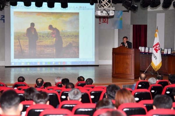 (사)경기언론인클럽 창립 17주년 기념 초청강연회가 열린 11일 수원 경기문화재단 강당에서 초청강사인 김주현 수원고등법원장이 강연을 하고 있다. 김시범기자