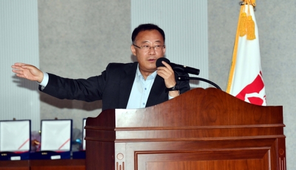 (사)경기언론인클럽 창립 17주년 기념 초청강연회가 열린 11일 수원 경기문화재단 강당에서 초청강사인 김주현 수원고등법원장이 강연을 하고 있다. 김시범기자