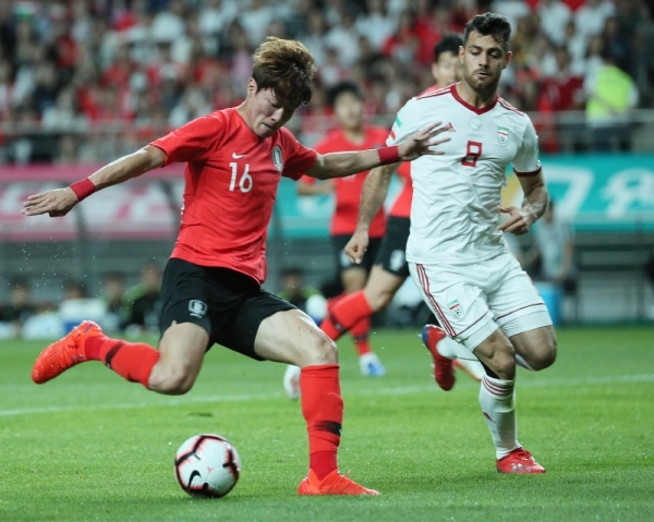 11일 오후 서울월드컵경기장에서 열린 축구대표팀 한국과 이란의 평가전. 한국의 황의조가 슛을 시도하고 있다. 연합뉴스