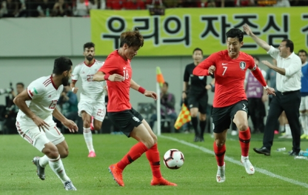 11일 오후 서울월드컵경기장에서 열린 축구대표팀 한국과 이란의 평가전. 황의조가 손흥민에게 패스하고 있다. 연합뉴스