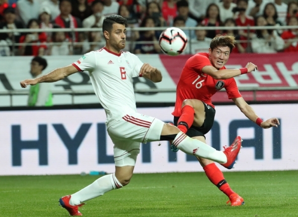 11일 오후 서울월드컵경기장에서 열린 축구대표팀 한국과 이란의 평가전. 황의조가 슛을 하고 있다. 연합뉴스
