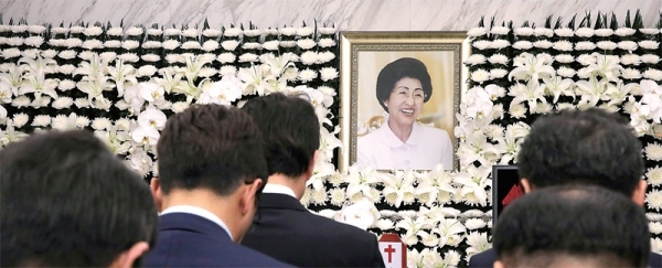 11일 서울 서대문구 신촌 세브란스병원 장례식장에 마련된 고(故) 김대중 전 대통령 부인 이희호 여사의 빈소에 조문객들의 발길이 이어지고 있다. 연합뉴스