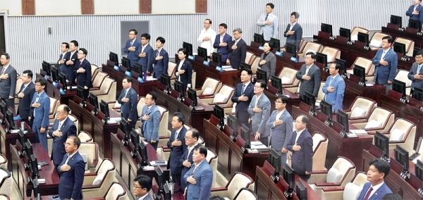 11일 경기도의회 본회의장에서 열린 제336회 정례회 본회의에서 도의원들이 국민의례를 하고 있다. 김시범기자