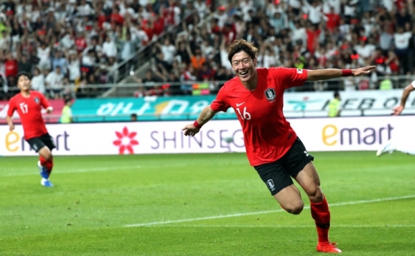 11일 오후 서울월드컵경기장에서 열린 축구대표팀 한국과 이란의 평가전. 한국 황의조가 첫 골을 넣은 후 환호하고 있다.연합뉴스
