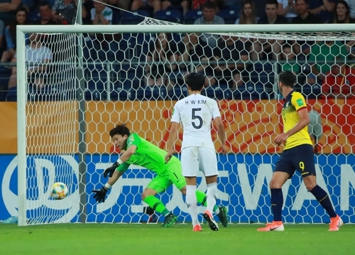 11일 오후(현지시간) 폴란드 루블린 경기장에서 열린 2019 국제축구연맹(FIFA) 20세 이하(U-20) 월드컵 4강전 한국과 에콰도르의 경기. 전반 한국 이광연 골키퍼가 에콰도르의 공격을 선방하고 있다. 연합뉴스