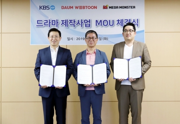 11일 오후 여의도 KBS 별관에서 (좌측부터)메가몬스터 이준호 대표, KBS 문보현 드라마센터장, 다음웹툰컴퍼니 박정서 대표가 드라마 제작에 관한 업무협약을 체결하고 있다. 카카오