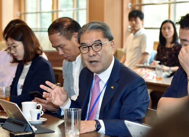 ▲ 이재정 경기도 교육감이 12일 출입기자들과의 티타임에서 남북교육교류협력기금 운영 계획 및 학생교류 등에 대해 이야기하고 있다(사진_경기도교육청)