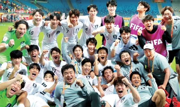 11일 오후(현지시간) 폴란드 루블린 경기장에서 열린 ‘2019 국제축구연맹(FIFA) 20세 이하(U-20) 월드컵’ 4강전 한국과 에콰도르의 경기에서 1-0 승리를 거두며 결승에 진출한 한국 U-20대표팀 선수들이 환호하며 승리를 자축하고 있다. 연합뉴스