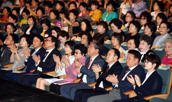 제34회 경기여성대회 기념식이 열린 12일 수원 경기도문화의전당에서 이화영 경기도 평화부지사, 송한준 도의회 의장, 조정식 더불어민주당 정책위의장, 김혜경 경기도지사 부인, 이금자 (사)경기도여성단체협의회장, 신항철 경기일보 대표이사 사장 등 참석자들이 박수를 치고 있다. 김시범기자