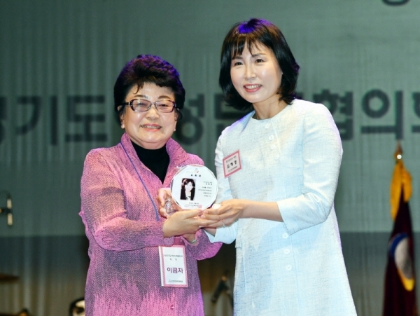 제34회 경기여성대회 기념식이 열린 12일 수원 경기도문화의전당에서  이금자 (사)경기도여성단체협의회장(왼쪽)이 김혜경 경기도지사 부인에게 명예회장 위촉패를 전달하고 있다. 김시범기자