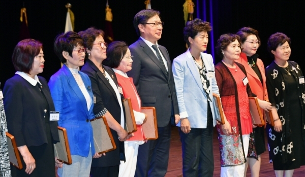 제34회 경기여성대회 기념식이 열린 12일 수원 경기도문화의전당에서 이화영 경기도 평화부지사가 각 부문 시상을 하고 있다. 김시범기자