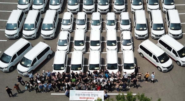 12일 수원시 팔달구 수원월드컵경기장 주차장에서 열린 ‘경기사회복지공동모금회 2018년 기획사업 차량지원사업 전달식’에서 참석자들이 차량 앞에서 기념촬영을 하고 있다. 이날 경기사회복지공동모금회는 사회복지현장의 이동편의 증진과 서비스 역량 강화를 위해 도내 41개 사회복지시설 및 기관에 스타렉스 승합차 26대, 경차 15대 등 총 41대를 전달했다.전형민기자