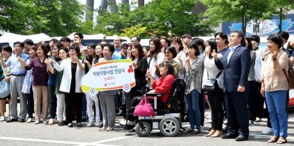 12일 수원시 팔달구 수원월드컵경기장 주차장에서 열린 ‘경기사회복지공동모금회 2018년 기획사업 차량지원사업 전달식’에서 참석자들이 차량 앞에서 기념촬영을 하고 있다. 이날 경기사회복지공동모금회는 사회복지현장의 이동편의 증진과 서비스 역량 강화를 위해 도내 41개 사회복지시설 및 기관에 스타렉스 승합차 26대, 경차 15대 등 총 41대를 전달했다.전형민기자