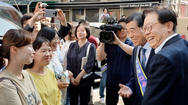 안산사랑상품권 '다온'의 1만번째 가맹점 달성 기념행사가 열린 12일 안산 한양대 일원의 한 카페에서 이재명 경기도지사, 윤화섭 안산시장이 지역주민들과 대화하고 있다. 윤원규기자
