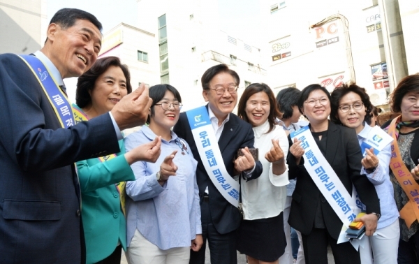 안산사랑상품권 '다온'의 1만번째 가맹점 달성 기념행사가 열린 12일 안산 한양대 일원의 한 카페에서 이재명 경기도지사, 윤화섭 안산시장, 박순자 국회의원이 지역주민들과 기념촬영을 하고 있다. 윤원규기자
