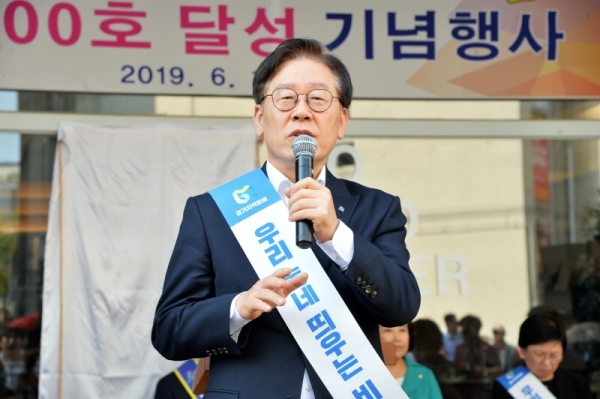 안산사랑상품권 '다온'의 1만번째 가맹점 달성 기념행사가 열린 12일 안산 한양대 일원의 한 카페에서 이재명 경기도지사가 인사말을 하고 있다. 윤원규기자