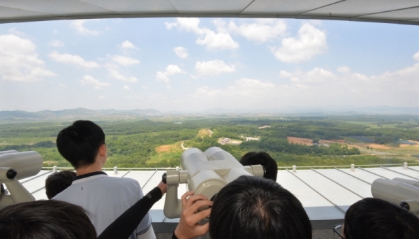 '평화를 심는 DMZ 모내기'행사가 12일 파주 민통선 도라전망대를 찾은 학생들이 망원경으로 북녘을 바라보고 있다. 윤원규기자
