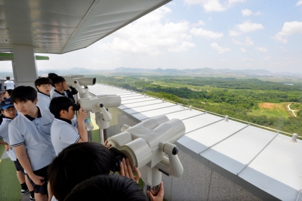 '평화를 심는 DMZ 모내기'행사가 12일 파주 민통선 도라전망대를 찾은 학생들이 망원경으로 북녘을 바라보고 있다. 윤원규기자