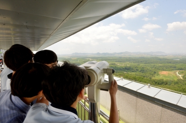 '평화를 심는 DMZ 모내기'행사가 12일 파주 민통선 도라전망대를 찾은 학생들이 망원경으로 북녘을 바라보고 있다. 윤원규기자