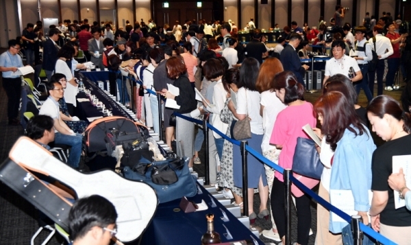 12일 수원시 영통구 수원컨벤션센터에서 열린 ‘경기도 지방세 체납자 압류동산 공매’에서  시민들이 고액체납자로부터 압류한 명품 가방·시계·귀금속 등 공매물품을 살펴보고 있다.전형민기자