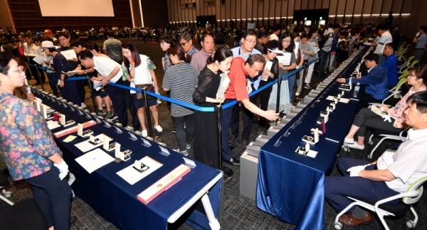 12일 수원시 영통구 수원컨벤션센터에서 열린 ‘경기도 지방세 체납자 압류동산 공매’에서  시민들이 고액체납자로부터 압류한 명품 가방·시계·귀금속 등 공매물품을 살펴보고 있다.전형민기자