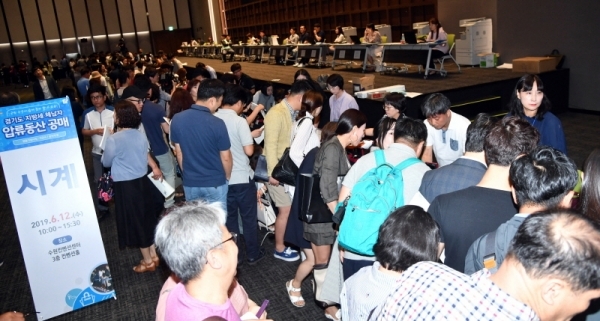 12일 수원시 영통구 수원컨벤션센터에서 열린 ‘경기도 지방세 체납자 압류동산 공매’에서  시민들이 고액체납자로부터 압류한 명품 가방·시계·귀금속 등 공매물품을 살펴보고 있다.전형민기자