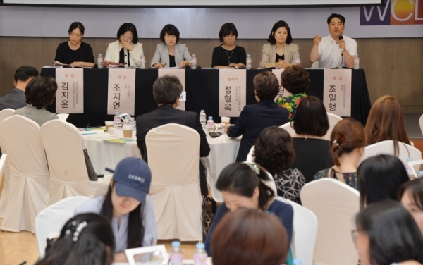 일, 생활 균형을 위한 시간제 일자리 해법을 찾기위한 '19 여성 일자리 포럼'이 열린 13일 용인시 기흥구 경기도일자리재단 여성능력개발본부에서 패널들과 시민들이 토론을 하고 있다. 윤원규기자