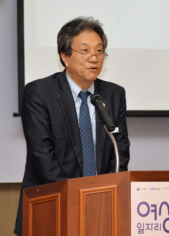 일, 생활 균형을 위한 시간제 일자리 해법을 찾기위한 '19 여성 일자리 포럼'이 열린 13일 용인시 기흥구 경기도일자리재단 여성능력개발본부에서 문진영 경기도일자리재단 대표이사가 인사말을 하고 있다. 윤원규기자