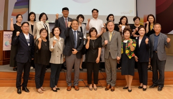일, 생활 균형을 위한 시간제 일자리 해법을 찾기위한 '19 여성 일자리 포럼'이 열린 13일 용인시 기흥구 경기도일자리재단 여성능력개발본부에서 문진영 경기도일자리재단 대표이사, 표창원 국회의원, 서혜순 경기여성단체협의회 용인지사회장 등 내빈들과 패널들이 기념촬영을 하고 있다. 윤원규기자