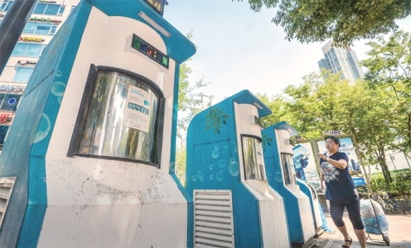13일 오후 인천 연수구 송도동 아파트 밀집지역에서 한 시민이 쓰레기 자동집하시설을 이용하고 있다. 조주현기자