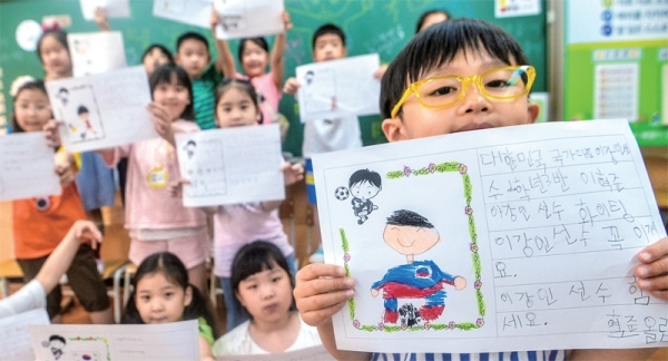 2019 U-20 월드컵 결승경기를 3일 앞둔 13일 오전 이강인 선수의 모교인 인천 석정초등학교에서 후배들이 응원메시지를 담은 손 편지를 들어보이며 대표팀의 우승을 응원하고 있다. 조주현기자