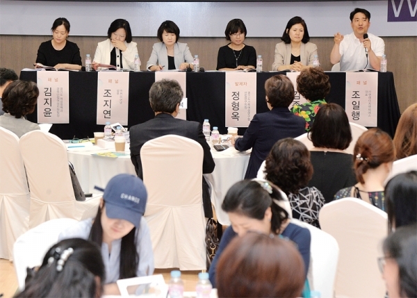 13일 오후 용인 경기도일자리재단 여성능력개발본부에서 열린 ‘2019 여성 일자리 포럼’에서 패널과 시민들이 경력단절 여성들의 일•생활 균형 및 ‘시간제 일자리’의 개선방안 등에 대해 토론하고 있다. 윤원규기자
