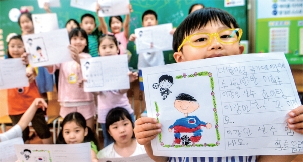2019 국제축구연맹(FIFA) U-20 월드컵 한국-우크라이나 결승전을 사흘 앞둔 13일 한국 대표팀 이강인 선수의 모교인 인천 석정초등학교에서 학생들이 응원메시지를 담은 손 편지를 들어보이며 한국의 우승을 기원하고 있다. 한편 결승전이 열리는 오는 16일 새벽 수원•안산•인천 등에서는 열띤 거리응원전이 펼쳐질 예정이다. 조주현기자