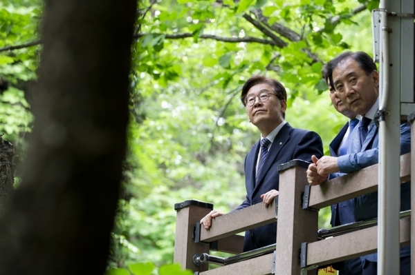 이재명 경기도지사가 포천시에서 지질공원센터내 지질생태체험관을 체험하고 현장을 둘러보고 있다.