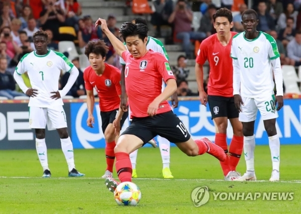 8일 오후(현지시간) 폴란드 비엘스코-비아와 경기장에서 열린 2019 국제축구연맹(FIFA) 20세 이하(U-20) 월드컵 8강 한국과 세네갈전의 경기. 후반 한국 이강인이 비디오 판독(VAR)으로 얻어낸 패널티킥을 골로 연결하고 있다. 연합뉴스
